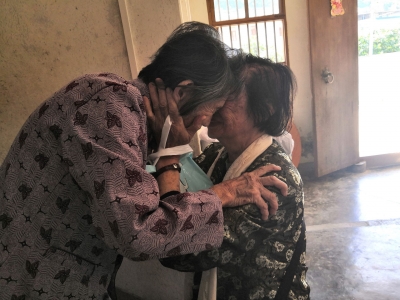 “我终于回来看你了！”九旬老战士与九旬堡垒户久别重逢，革命往事仿佛...