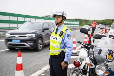 梅州这条节日日均车流量超10万的高速，不堵！因为，有他们...