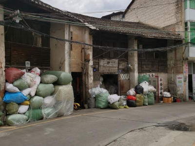 附近居民苦不堪言！梅城一住宅巷道被垃圾等杂物堵占