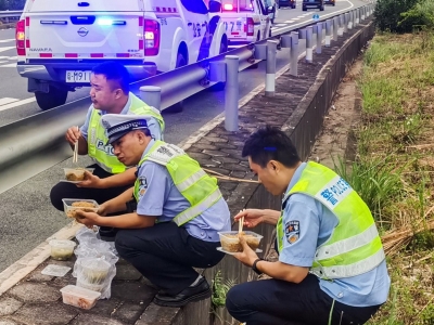 你过节，我守护！“双节”期间，梅州交警这样过节…