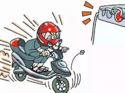 视频实录：摩托骑士飞车闯红灯，很受伤！