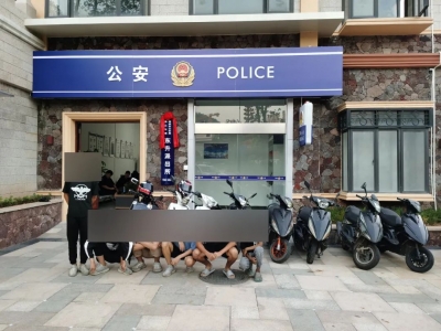 结伙盗窃摩托车15次，这6名未成年人在派出所门前合照了！