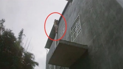 吸毒男子为躲避抓捕，光膀赤脚从天台爬下却困在半空…