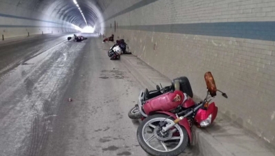 摩托车频频“飞车”爆摔，S223线梅江区这条泥浆路“太难了”！