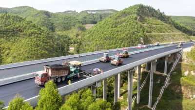 大潮高速大埔段路面摊铺圆满完成，为12月份全线通车打下基础！