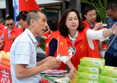 志愿服务沿途旅客！平兴高速党员这样过国庆