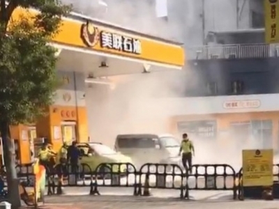 惊险！驶入加油站的小车突然车头冒浓烟...