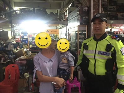 危险！小孩走散跑到道路中间，兴宁铁骑及时救助