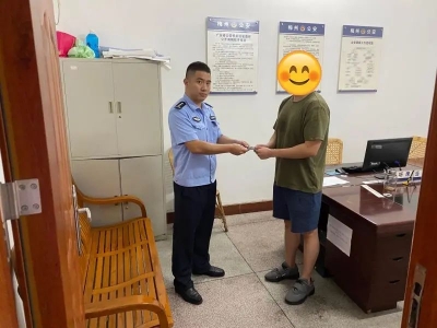 梅城梅水路一汽车内放2万多现金被盗，民警5小时追回