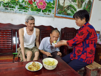 一句承诺，半生守护！兴宁这个古稀老人跨越血缘守护这对母子...