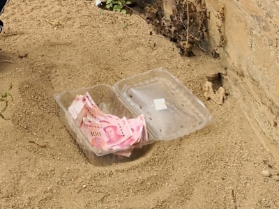 小偷盗窃车内现金被抓后坦言：因为害怕就把钱藏在沙堆里…