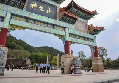 登高祈福你们来，安全守护我们有！兴宁公安好样的