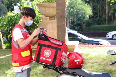 一人一车一小箱！他们是争分夺秒的城市“跑男”