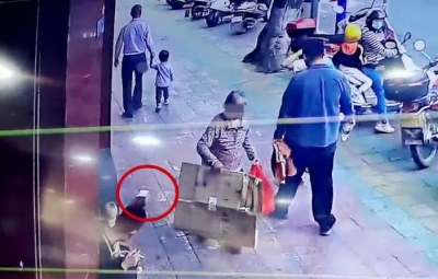 消失的包裹找到了！快递小哥跟失主都很感激他们...