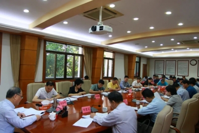余其豹主持召开兴宁市委常委会会议