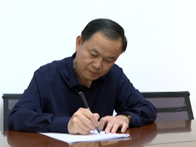 兴宁市市长洪国华带头接受人口普查登记