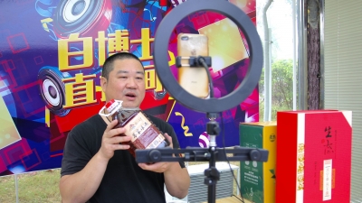 自娱自乐→直播带货！来看“白博士”罗宇峰成为草根网红的历程