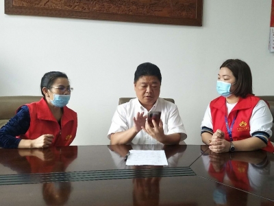  吴晖、朱少辉参加人口普查登记