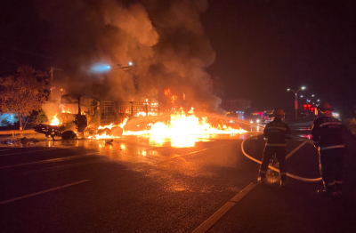 平远县进城大道两货车相撞，现场熊熊烈焰…