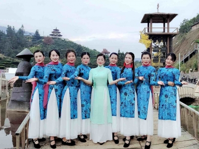 瞧，一群穿旗袍的美女款款走进丰顺大宝山…