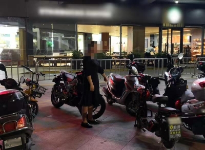 见电动车钥匙未拔竟将车骑走，梅城一女子被“全程录像”了！