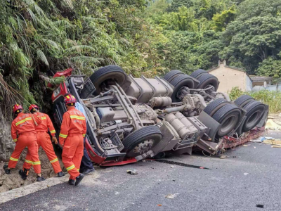 紧急！大货车“四脚朝天”“躺”路边，司机被困...