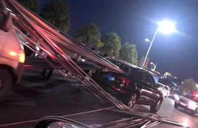 险！货车紧急刹车，车上所载钢管飞冲向前车…