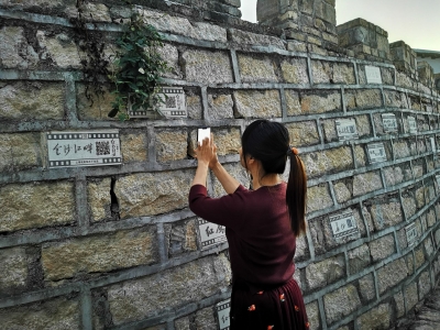 红色影视剧制码上墙，扫码即可观看！平远县仁居镇旧围墙变身“网红墙” 