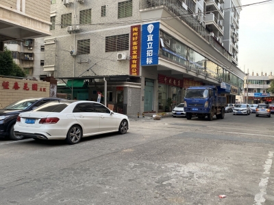 曝光！这些车停得“真有水平”，能挡住很多出入小区车辆的视线...