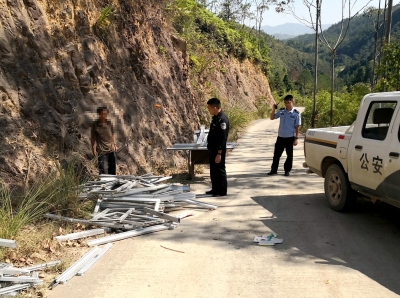 偷了铝合金窗框，又偷来斗车载，没走多久斗车爆胎...叶某，你不适宜干这行！