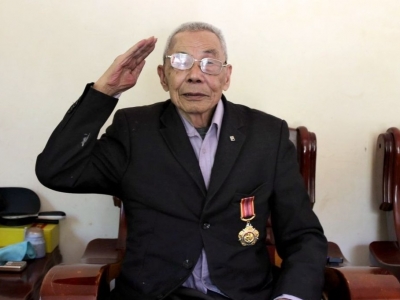 梅县八旬老兵李新能忆抗美援朝：炮声震耳欲聋 战友们手势交流