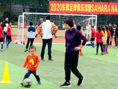 接力绕杆 足球踢桶...萌娃和家长们玩嗨绿茵场！