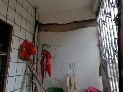 “这样的房子还能修吗？”兴宁一污水管网施工致30户房屋开裂受损