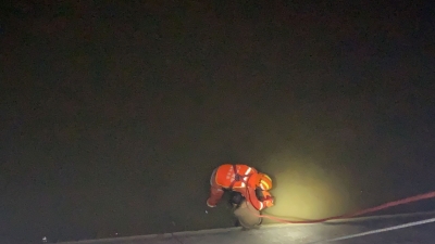 这是喝了多少啊？梅江区一醉汉凌晨掉入梅江河，消防出动吊臂施救！