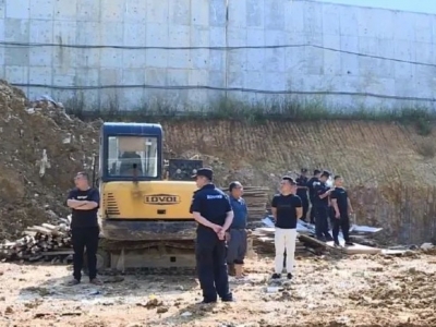 顶风违建！400平方米违章建筑被夷为平地