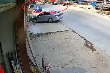 五华一摩托车与皮卡车相撞，一人当场死亡！