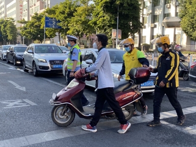 外卖小哥化身志愿者宣传交通安全：安全从“头”做起