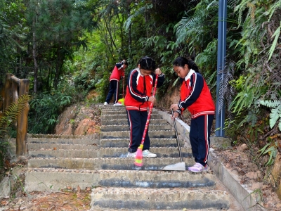 格外鲜红！红色小马甲“点亮”丰顺砂田森林公园