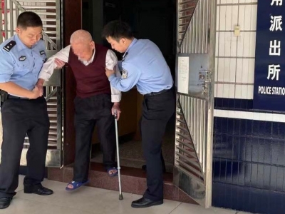 八旬老人独自出门不慎迷路，多亏了他们…