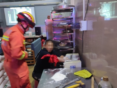 疼！蕉岭一男子被压面机“咬手”...