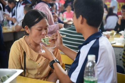 包饺子、给妈妈洗脚...丰顺县龙山中学这场亲子活动很暖心！