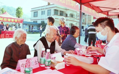 送医送药送政策！梅江区举行城乡居民医保政策宣传暨义诊活动