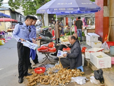 禁毒宣传走进蕉岭圩日市场，确保禁毒反诈知识人人知