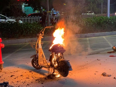 梅城一共享电动车着火，被烧成“骨架”...你的电动车也要当心！