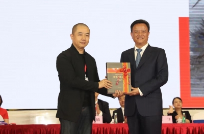 梅州获赠《国美之路大典》 将藏于林风眠纪念馆