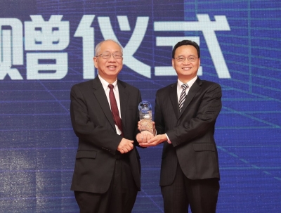 丘成桐院士捐赠“2019全球华侨华人年度人物”奖杯及582件珍藏品