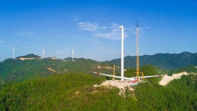 建成后每年可“吹”出1亿度电！来去平远的这个“大风车”建设现场看看