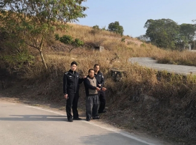 五华一男子路边“捡漏”400斤母猪，抓了！