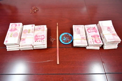 这些人在房间里数“红豆”，被警方一举抓获