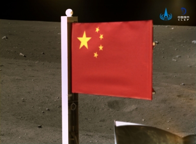 五星红旗闪耀月球！嫦娥五号月表国旗展示照片公布